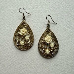 Vintage-Inspired Gold and Cream Rose Earrings